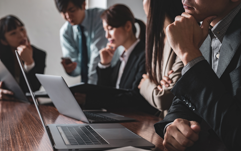 レガシーシステムの刷新について議論するチーム