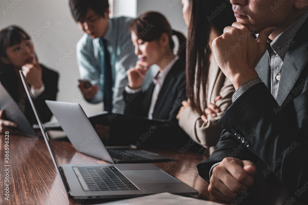 レガシーシステムの刷新について議論するチーム