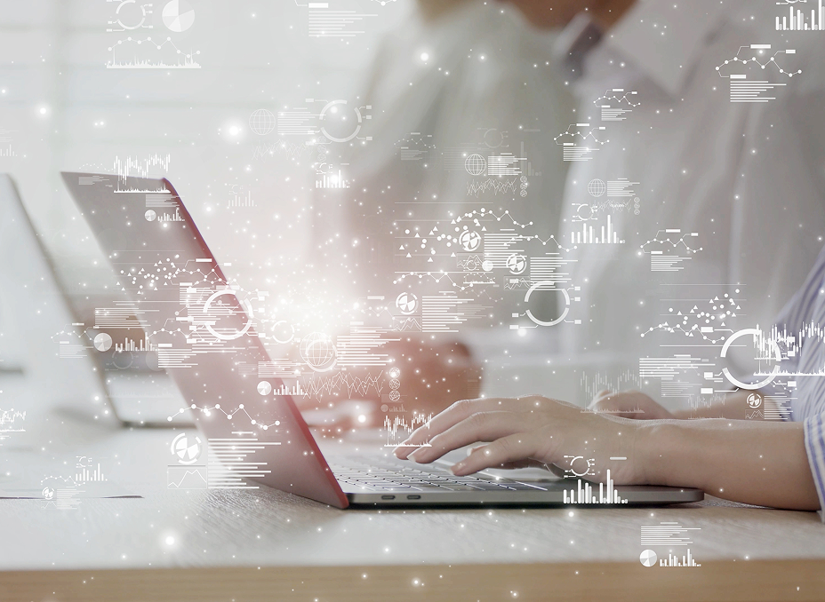 PCで開発作業をするイメージ